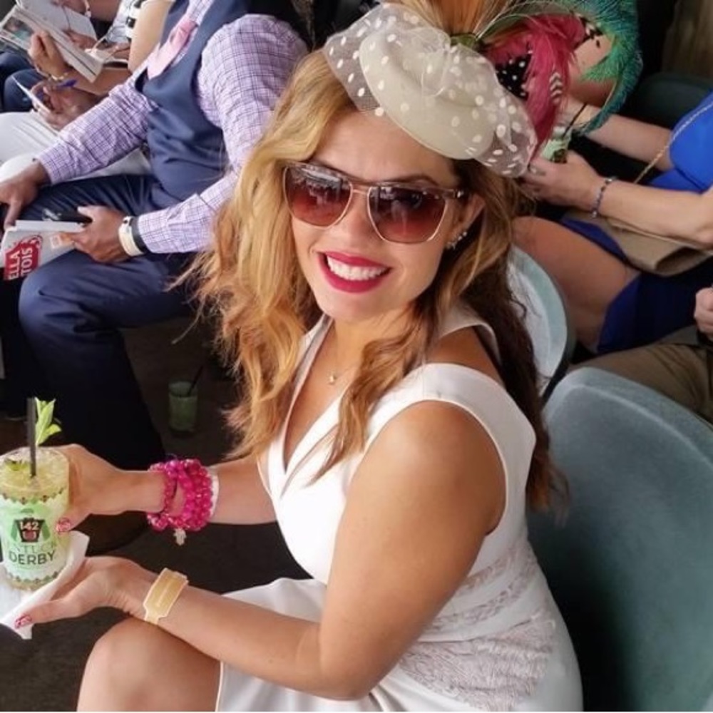 Gorgeous fascinator! Perfect for any party!